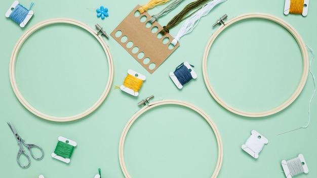 Kadr z tamborka i kolorowe nici